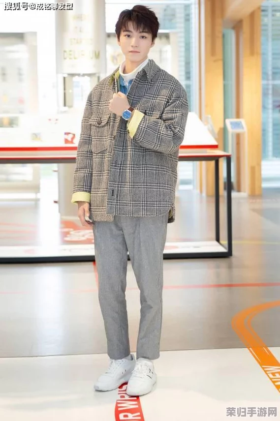 兄弟你女朋友的裤子很有特点啊,真是一种独特的时尚风格,令人印象深刻! 兄弟你女朋友的裤子很有特点啊,真是一种独特的时尚风格,令人印象深刻!