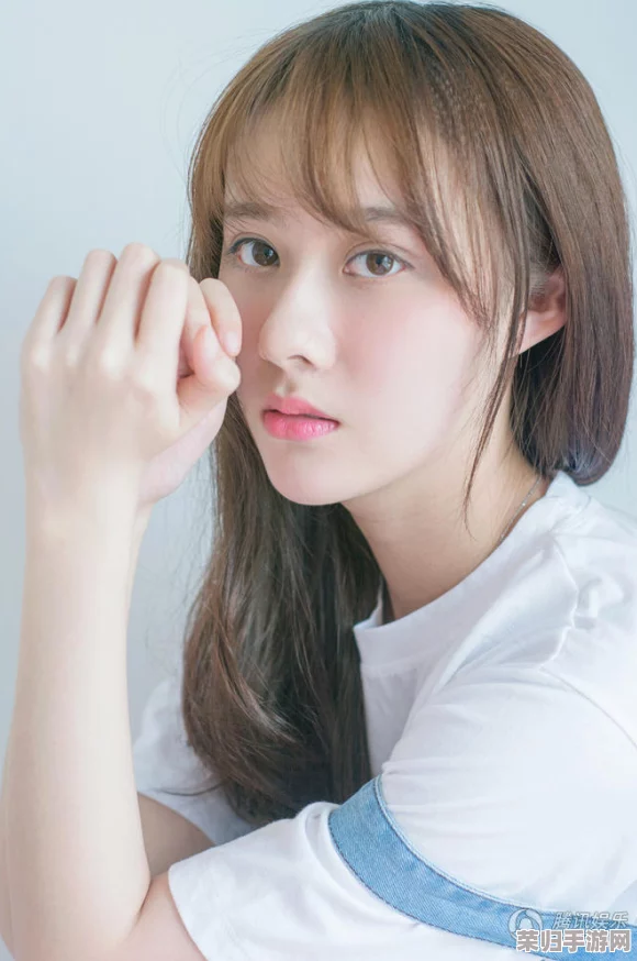 “粉粉嫩嫩的18虎白女”，让人心动的清新气息与青春气息交织，尽显独特魅力与少女风情！