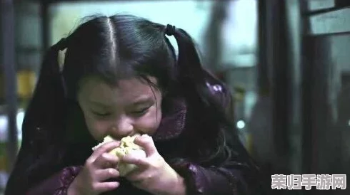 一小孩半夜喂小女孩吃:深夜厨房惊魂记,谁在午夜偷偷煮泡面? 一小孩半夜喂小女孩吃:深夜厨房惊魂记,谁在午夜偷偷煮泡面?