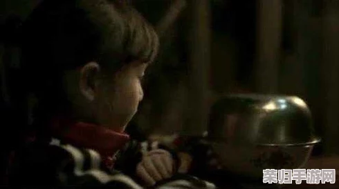 一小孩半夜喂小女孩吃:深夜厨房惊魂记,谁在午夜偷偷煮泡面? 一小孩半夜喂小女孩吃:深夜厨房惊魂记,谁在午夜偷偷煮泡面?