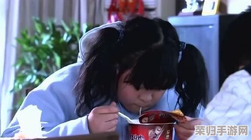 一小孩半夜喂小女孩吃:深夜厨房惊魂记,谁在午夜偷偷煮泡面? 一小孩半夜喂小女孩吃:深夜厨房惊魂记,谁在午夜偷偷煮泡面?