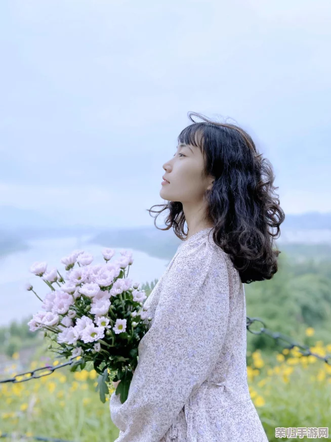 两岸夹小溪地湿又无泥,春暖花开时节美如画 两岸夹小溪地湿又无泥,春暖花开时节美如画