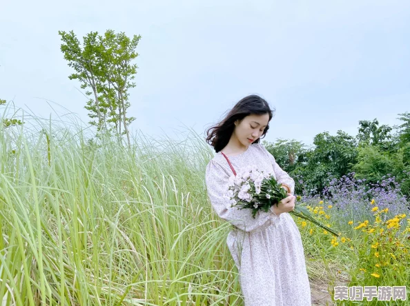 两岸夹小溪地湿又无泥,春暖花开时节美如画 两岸夹小溪地湿又无泥,春暖花开时节美如画