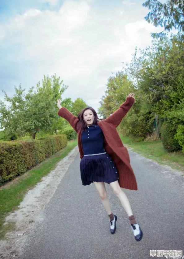 一小孩和邻居姐姐拔钢筋，展现了童真与勇气的完美结合，让人感受到无尽的温暖与乐趣