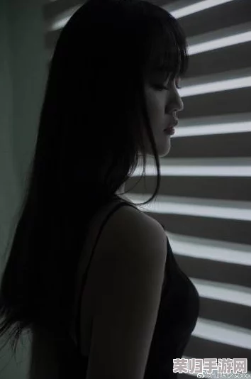 偷窥末发育娇小XXX，令人心动的青春气息与纯真魅力交织，让人忍不住想要一探究竟