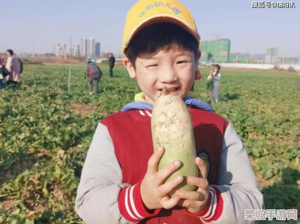 “拔萝卜又疼又叫,让我体会到大自然的趣味与劳作的辛酸” “拔萝卜又疼又叫,让我体会到大自然的趣味与劳作的辛酸”