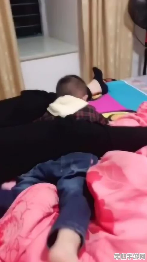 陪读装睡让他滑进去了，真是太意外了，情节设定很特别，给我带来了全新的思考