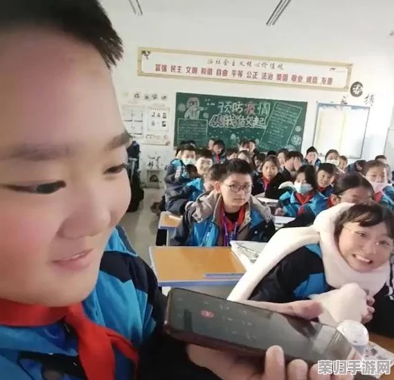 小女孩吃小男孩小叮当视频引热议，网友纷纷表示：“太可爱了，剧情设置真有创意！”