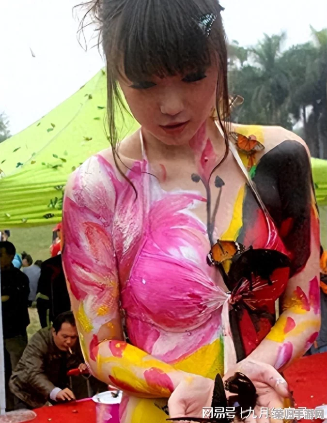 张筱雨两腿张开露出玉门，网友热议其大胆铸就的艺术魅力与视觉冲击力，令人耳目一新