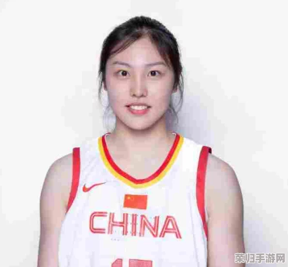 美女露%100的尿孔无档图片，引发网友热议：大胆尝试让人惊叹，真是个性十足，值得一看！