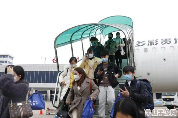 长途汽车和陌生人最后一排：一次意外的旅程与心灵碰撞，感受人与人之间的温暖与孤独