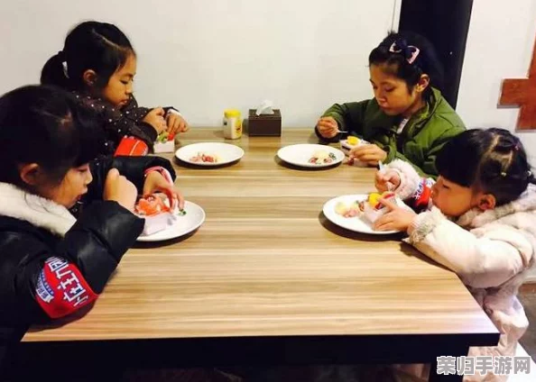 小孩半夜喂姐姐吃萝卜游戏，趣味互动引发家庭欢乐时光！