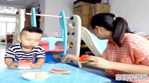 小孩半夜喂姐姐吃萝卜游戏，趣味互动引发家庭欢乐时光！