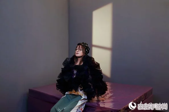 汤芳的两腿玉门打开，展现绝美身姿与时尚魅力，引领潮流新风尚