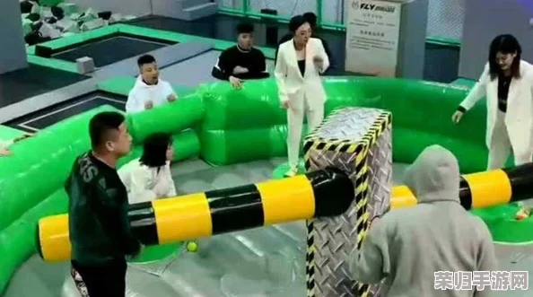 男生和女生一起擦擦很疼痛的游戏，挑战极限感官体验与友谊的深度考验
