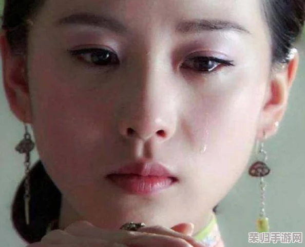 申鹤流口水翻白眼流眼泪，网友热议其搞笑瞬间引发的情感共鸣与网络文化现象