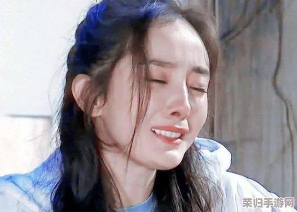 西施流眼泪翻白眼咬铁球的表情，令人心碎的古典美与现代情感交织瞬间