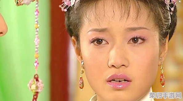 西施流眼泪翻白眼咬铁球的表情，令人心碎的古典美与现代情感交织瞬间
