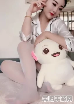 白丝美女被扒开大腿，细腻肌肤与优雅气质展现无遗，引发众人惊叹与热议