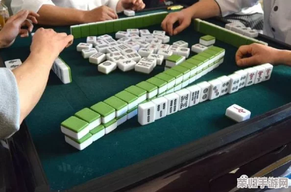 打麻将不盖被子:一场不平凡的麻将之夜,牌友们的乐趣与激情交织其中! 打麻将不盖被子:一场不平凡的麻将之夜,牌友们的乐趣与激情交织其中!