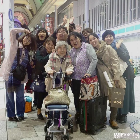 小流与老奶奶的更新历史背景：从传统文化到现代科技的交融与变迁