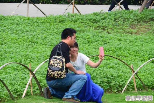 婷婷色五月天，热恋中的小情侣在公园里亲密拥抱享受春光