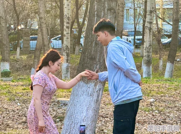 婷婷色五月天，热恋中的小情侣在公园里亲密拥抱享受春光