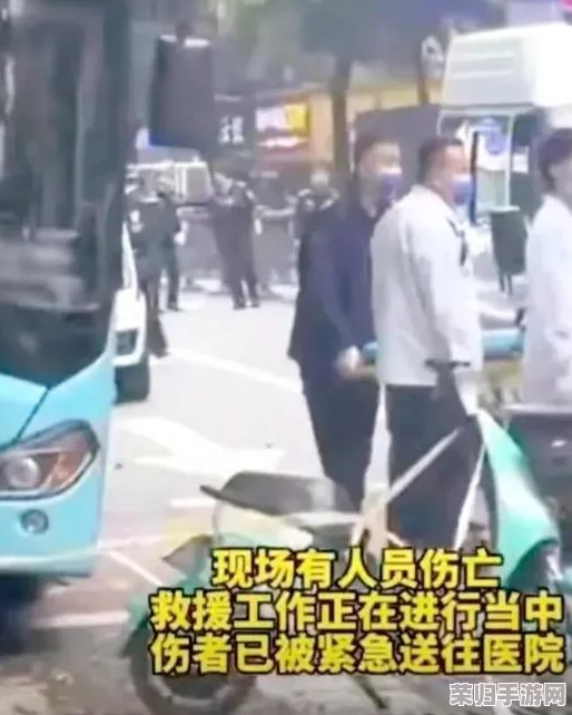 公交车被扒下内裤进入合集，目击者惊呆了！真实事件引发热议与讨论，网友纷纷发表看法