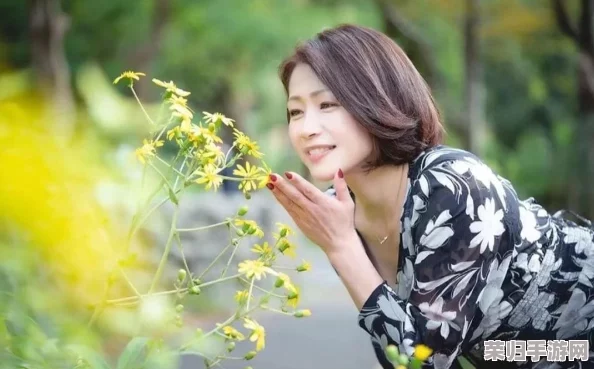 艳熟中出友田真希，感受她在影视圈的魅力与风采，揭开背后的故事与成就