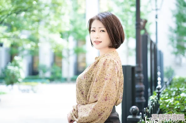艳熟中出友田真希，感受她在影视圈的魅力与风采，揭开背后的故事与成就