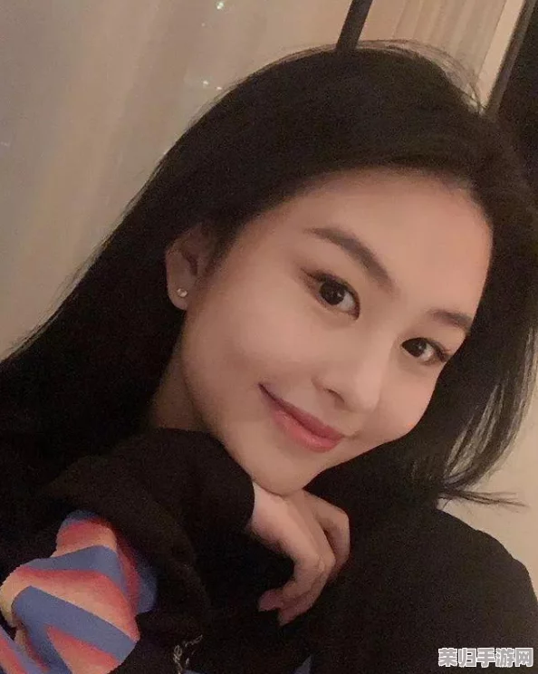 男女生打扑克不盖被子胖老，网友热议谁是赢家？