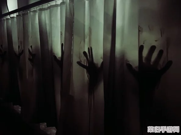 《澡堂惊魂夜：新手生存指南》踏上自由之路，解锁恐怖密室的层层迷雾与逃生之道！
