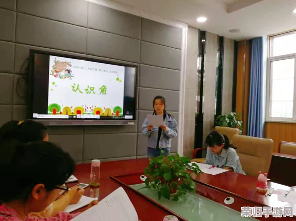 数学老师小兔子又萌又可爱，带你领略校园里的温暖与快乐瞬间