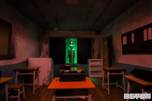 藏在教室里的隐身人游戏：惊险刺激、密室逃脱、智力挑战