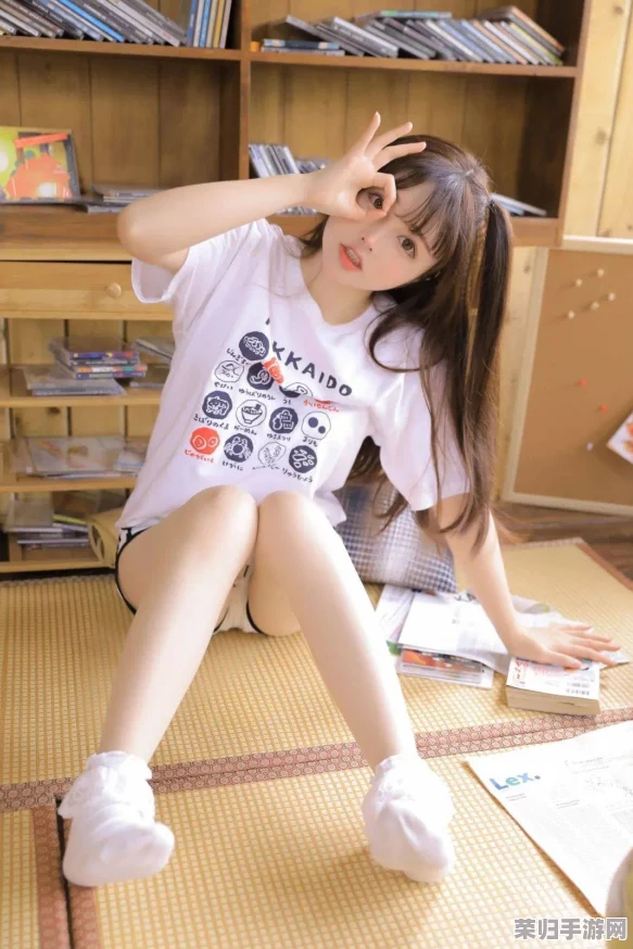 把白裤美女校花扒开腿甜美，感受青春活力与时尚魅力的完美结合