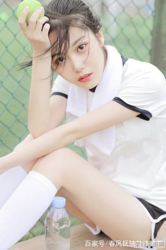 把白裤美女校花扒开腿甜美，感受青春活力与时尚魅力的完美结合