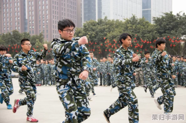 51吃瓜群众fun军训跳舞，热潮来袭！校园青春与活力的完美结合，引发全网关注！