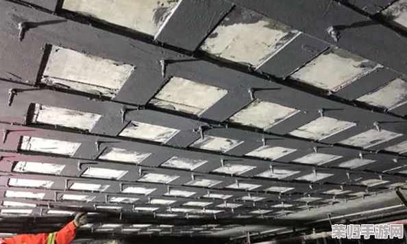 深度对比：地铁紧急疏散时，碳纤维板与钢板哪个更优越作为逃生路径构建材料？