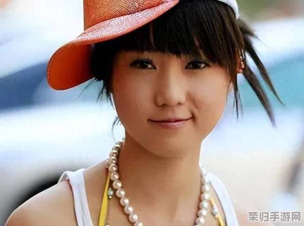 张筱雨大胆玉门打开，尽显妩媚风情，引人遐想深处