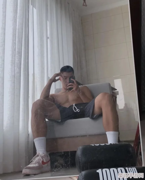 体育生与Gay的激情碰撞 白袜下隐藏的秘密自慰时刻引发网友热议和深度解读