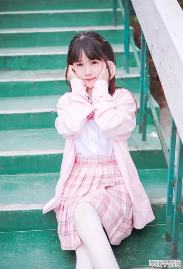 白丝校花..4扒开美腿甜美的图片，校园青春魅力尽显，清纯与性感完美结合！