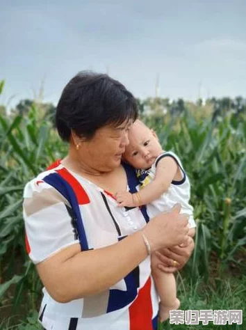 儿子辛勤耕耘母亲的土地，见证无私母爱的丰硕果实与代际传承的深刻力量