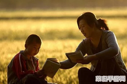 儿子辛勤耕耘母亲的土地，见证无私母爱的丰硕果实与代际传承的深刻力量