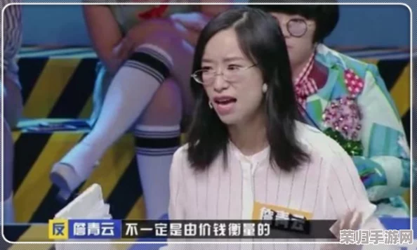 一小孩半夜给女孩吃，温暖瞬间引发网友热议，感动无数人心！