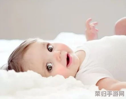 宝宝把脚抬高看镜子,童真无邪的笑容让人感到温暖和快乐 宝宝把脚抬高看镜子,童真无邪的笑容让人感到温暖和快乐