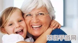 宝宝把脚抬高看镜子，童真无邪的笑容让人感到温暖和快乐