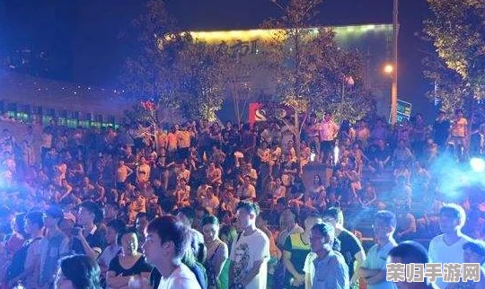 在KTV拨开内裤进入，感受音乐与激情交织的夜晚狂欢体验