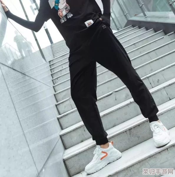 兄弟你女朋友的裤子很有特点啊，时尚潮流引领新风尚，绝对让人眼前一亮！