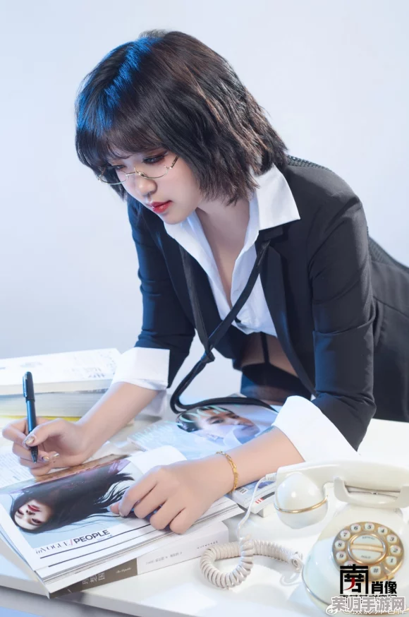 浪货趴办公桌～H揉秘书，令人惊艳的职场禁忌与欲望交织的故事，让人欲罢不能