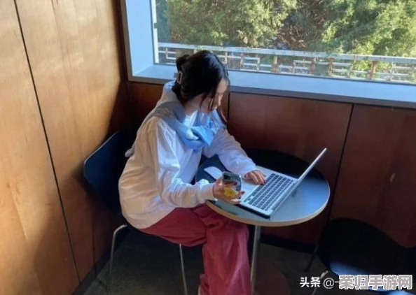 “沟厕一后拍大屁股妇女”引发热议，社会对隐私与道德的反思愈加深入